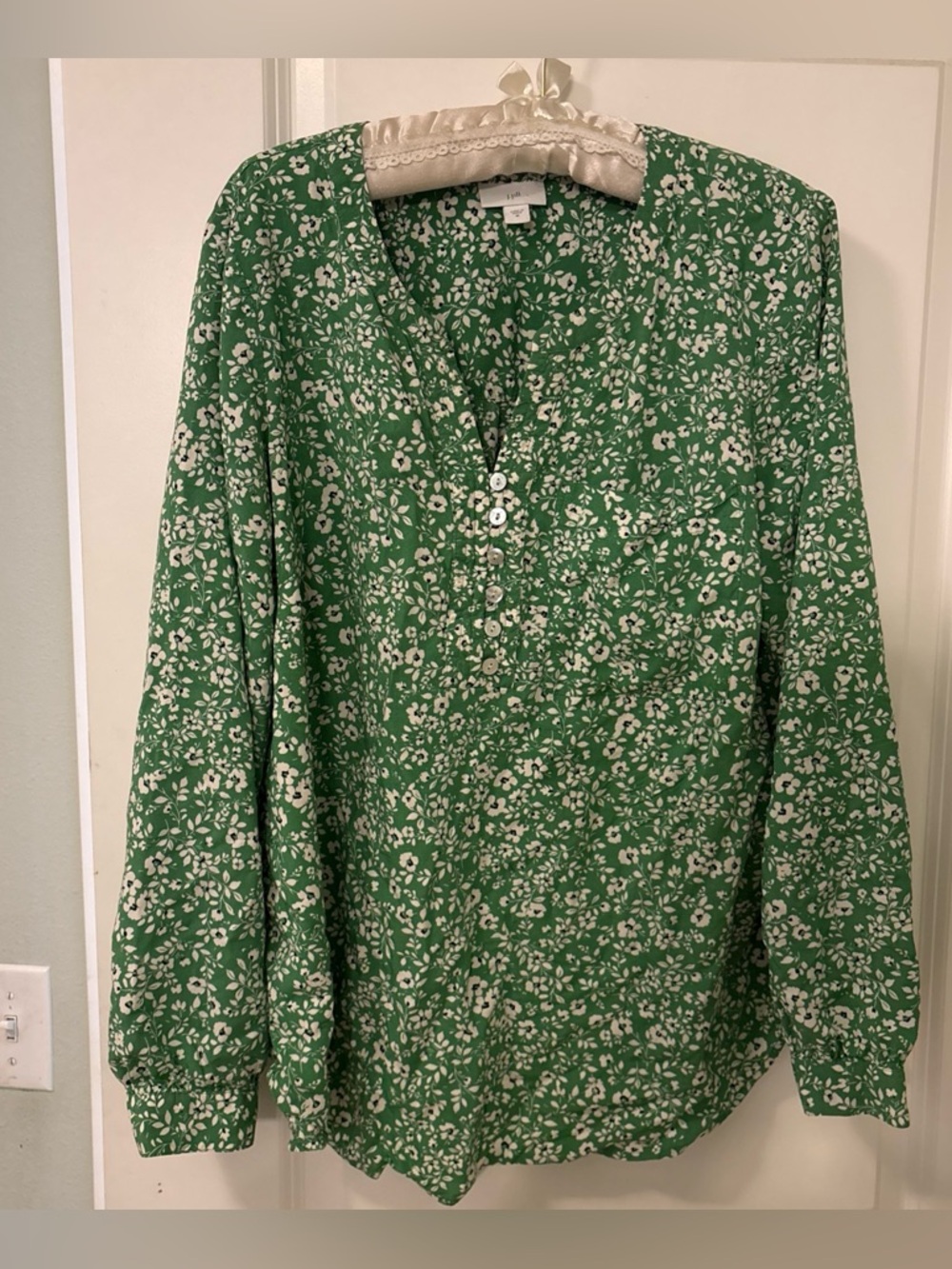 J Jill Green/White Floral Henley Collar Flowing Rayon Top -Medium-NWOT